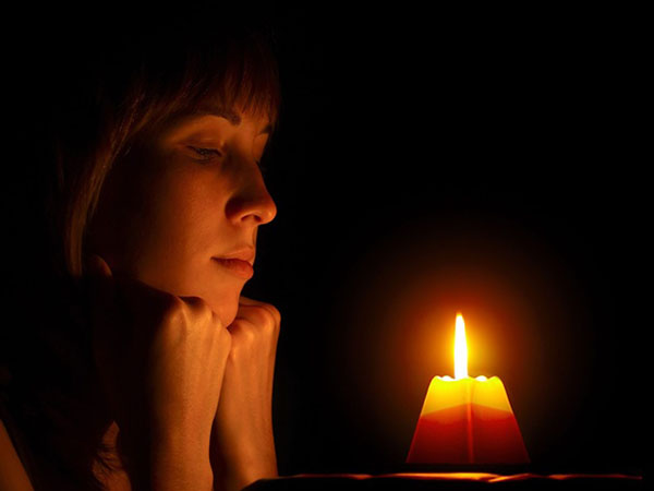 Antiche cospirazioni per l'amore di un uomo di una strega bianca ereditaria