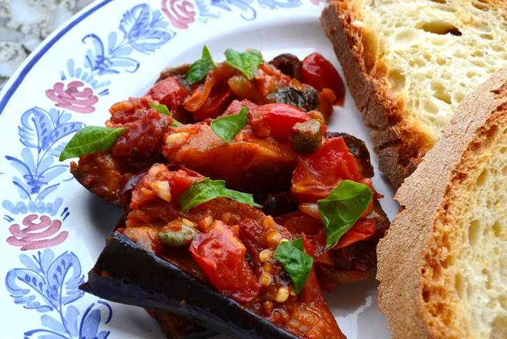 Melanzane in salsa di pomodoro con aglio per l'inverno: foto di prescrizione