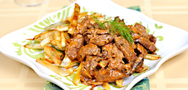 stroganoff di manzo su un piatto
