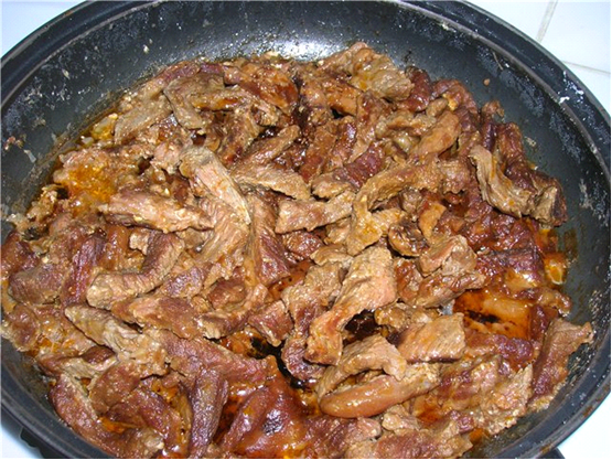 Stroganoff di manzo in una padella