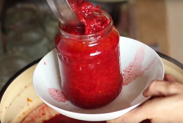Borsch per l'inverno in lattina, ricette per preparazioni con barbabietole e cavoli, passata di pomodoro e senza di essa