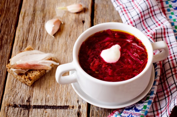 Borsch per l'inverno in lattina, ricette per preparazioni con barbabietole e cavoli, passata di pomodoro e senza di essa