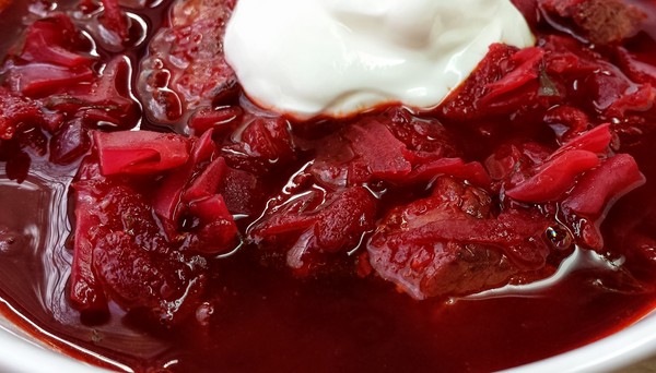 Borsch per l'inverno in lattina, ricette per preparazioni con barbabietole e cavoli, passata di pomodoro e senza di essa