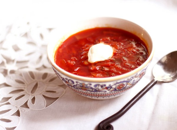 Borsch per l'inverno in lattina, ricette per preparazioni con barbabietole e cavoli, passata di pomodoro e senza di essa