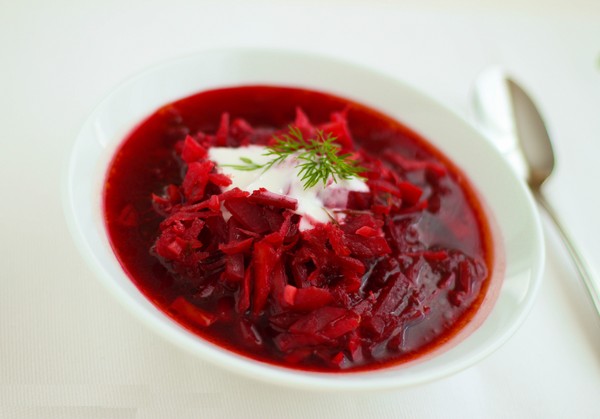 Borsch per l'inverno in lattina, ricette per preparazioni con barbabietole e cavoli, passata di pomodoro e senza di essa