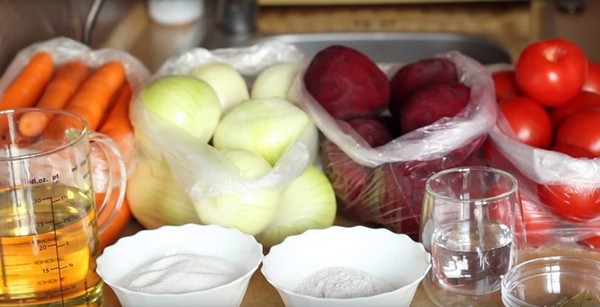 Borsch per l'inverno in lattina, ricette per preparazioni con barbabietole e cavoli, passata di pomodoro e senza di essa