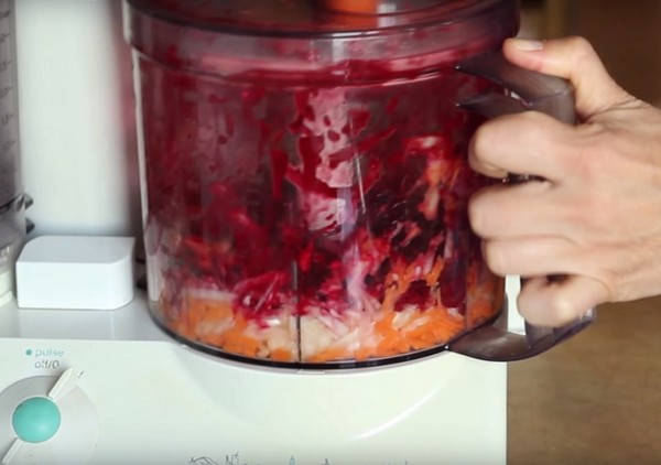 Borsch per l'inverno in lattina, ricette per preparazioni con barbabietole e cavoli, passata di pomodoro e senza di essa