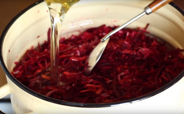 Borsch per l'inverno in lattina, ricette per preparazioni con barbabietole e cavoli, passata di pomodoro e senza di essa
