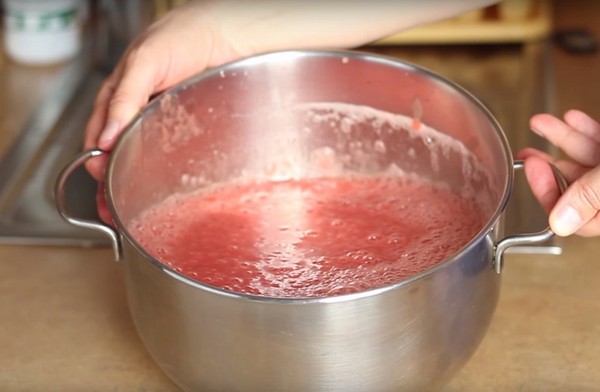 Borsch per l'inverno in lattina, ricette per preparazioni con barbabietole e cavoli, passata di pomodoro e senza di essa