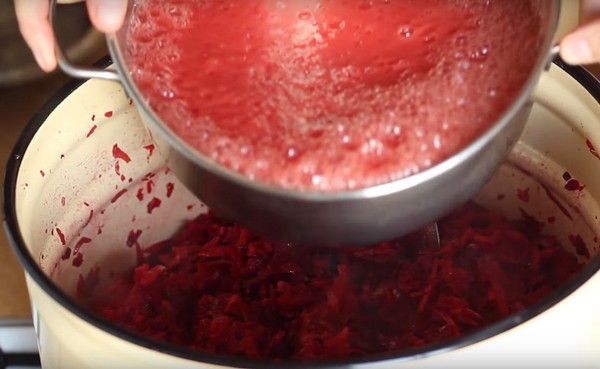 Borsch per l'inverno in lattina, ricette per preparazioni con barbabietole e cavoli, passata di pomodoro e senza di essa