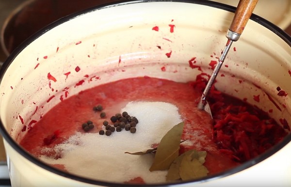 Borsch per l'inverno in lattina, ricette per preparazioni con barbabietole e cavoli, passata di pomodoro e senza di essa