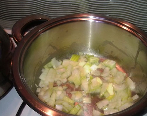 Taglia le cipolle e le carote Taglia le cipolle e le carote