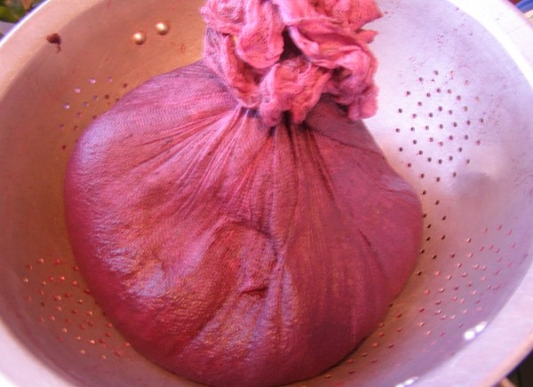 Vino di ciliegie fatto in casa, una ricetta semplice con vodka, senza lievito. Come fare il vino alla ciliegia a casa con un guanto