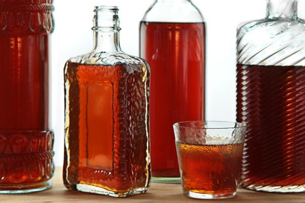 Vino di ciliegie fatto in casa, una ricetta semplice con vodka, senza lievito. Come fare il vino alla ciliegia a casa con un guanto