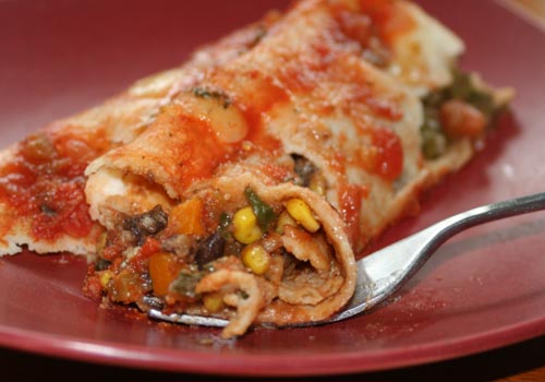 Enchiladas con fagioli e verdure radicate
