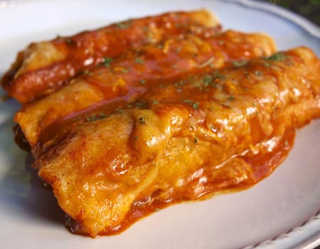 Enchiladas con fagioli e verdure radicate