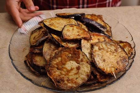Foto di una ricetta per insalata di melanzane fritte con pomodori