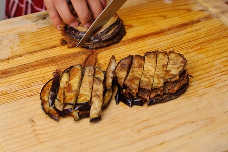 Foto di una ricetta per insalata di melanzane fritte con pomodori