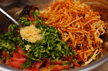 Foto di una ricetta per insalata di melanzane fritte con pomodori