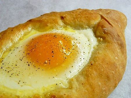 Puoi fare khachapuri su kefir o panna acida. Come ripieno utilizzare uova o carne. Allo stesso tempo, più si allontana dalla ricetta classica, più sarà difficile chiamare il tuo capolavoro culinario reale khachapuri. 