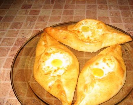 Puoi fare khachapuri su kefir o panna acida. Come ripieno utilizzare uova o carne. Allo stesso tempo, più si allontana dalla ricetta classica, più sarà difficile chiamare il tuo capolavoro culinario reale khachapuri. 