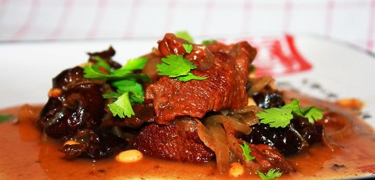 Ricetta per carne di manzo con prugne nel multivark - passo dopo passo con la foto