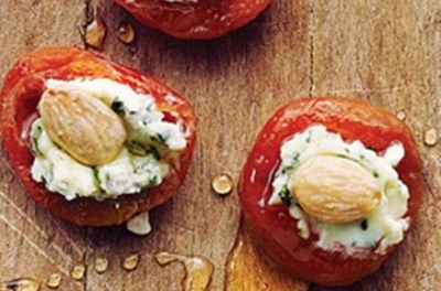 Antipasto di albicocche secche e formaggio