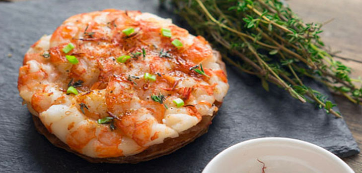Idea per il pranzo: mini piccante pizza con gamberi