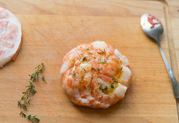 Idea per il pranzo: mini piccante pizza con gamberi