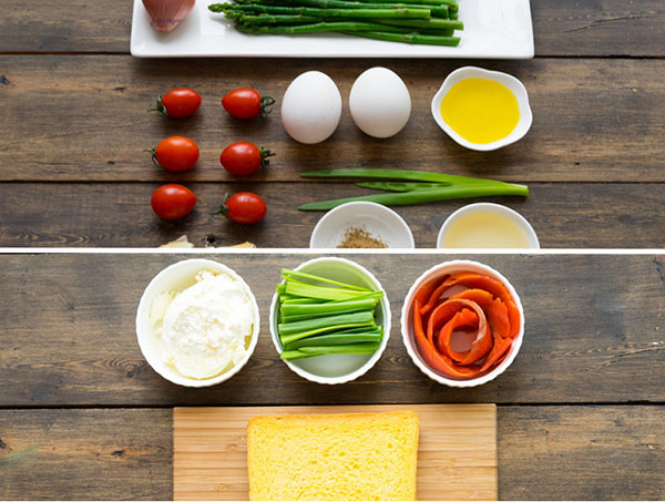 L'idea di un pranzo estivo: toast con salmone e insalata di asparagi caldi
