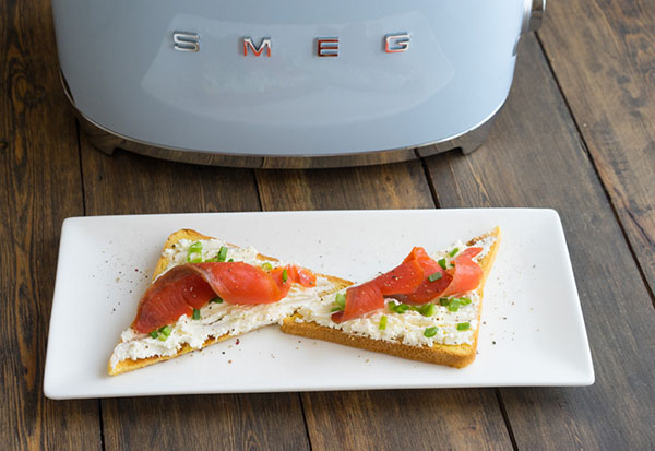 L'idea di un pranzo estivo: toast con salmone e insalata di asparagi caldi