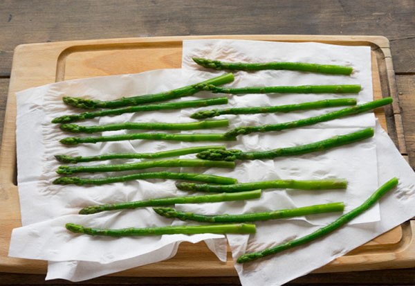 L'idea di un pranzo estivo: toast con salmone e insalata di asparagi caldi