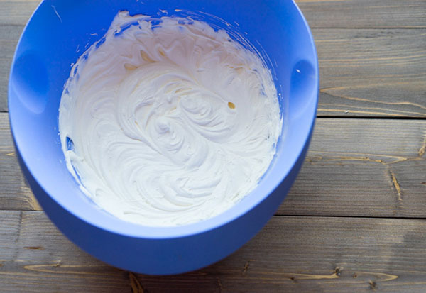 Una ricetta raffinata: un rotolo con crema cremosa