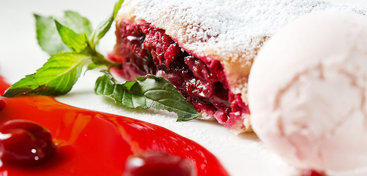Una ricetta per lo strudel di ciliegie succoso e tenero con cannella
