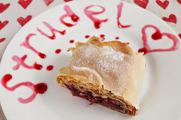 Una ricetta per lo strudel di ciliegie succoso e tenero con cannella
