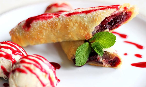Una ricetta per lo strudel di ciliegie succoso e tenero con cannella