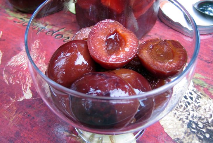 Come sottaceti prugne per l'inverno - ricetta di cottura foto