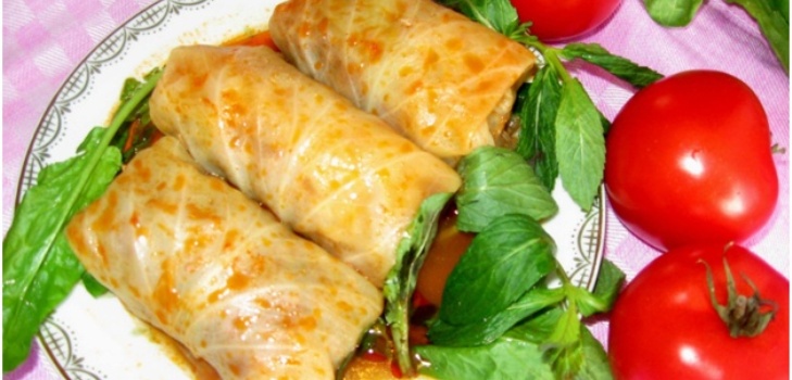 involtini di cavolo su un piatto