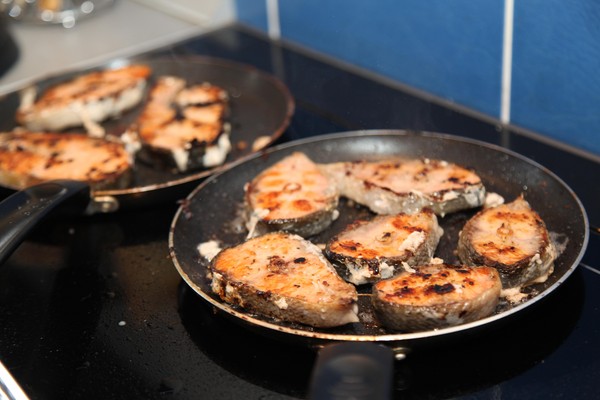 Come cucinare il salmone rosa? Ricette di salmone rosa succoso e morbido in forno con panna acida