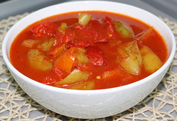 Come fare il lecho di pomodoro e pepe Come fare il lecho di pomodoro e pepe
