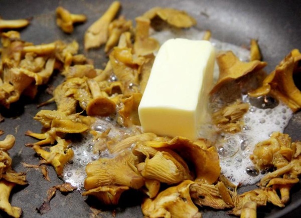 Come cucinare i finferli in una padella