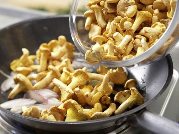 Come cucinare i finferli in una padella