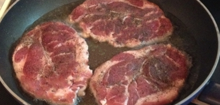 carne nella padella