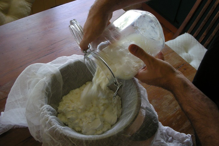 Come cucinare formaggio da latte a casa Come cucinare formaggio da latte a casa