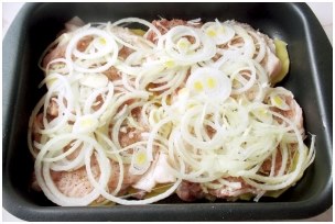 cipolla versata su carne cipolla sulla carne