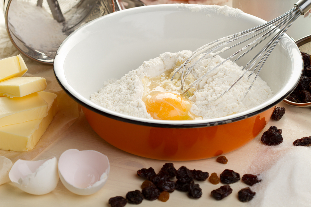 Ingredienti per la torta con uvetta in stampi Ingredienti per la torta con uvetta in stampi