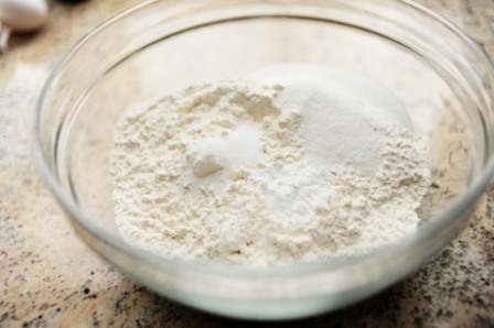 mescolare la farina con lo zucchero e il sale