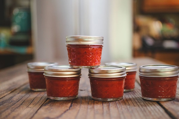 Ketchup con le proprie mani dai pomodori: ricette passo-passo per la raccolta per l'inverno