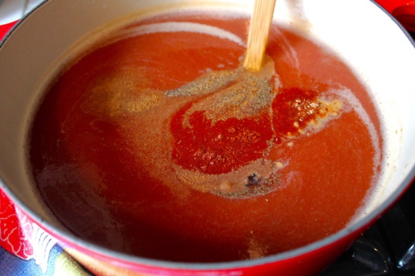 Ketchup con le proprie mani dai pomodori: ricette passo-passo per la raccolta per l'inverno
