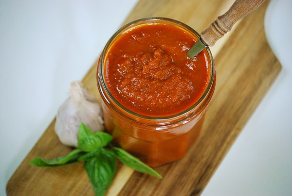 Ketchup con le proprie mani dai pomodori: ricette passo-passo per la raccolta per l'inverno